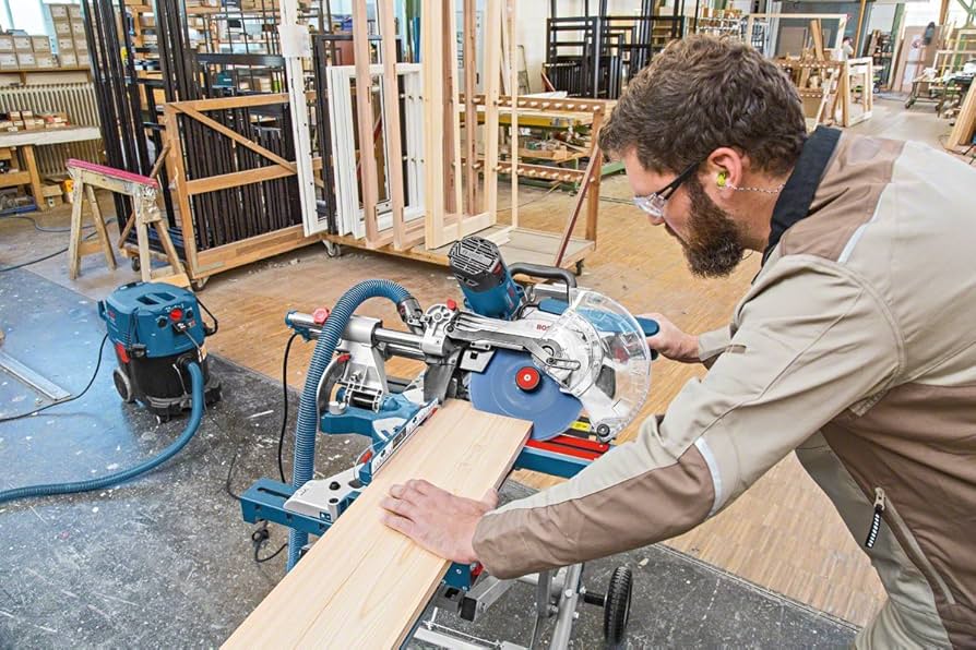 Mejor ingletadora Bosch para tus proyecto. Imagen de persona trabajando con una ingletadora Bosch.